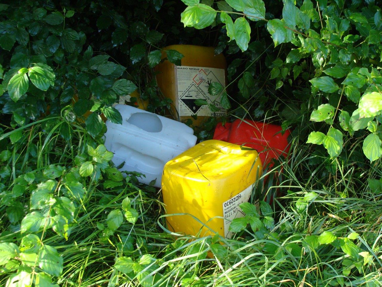 Des bidons de détergent-désinfectant chloré.