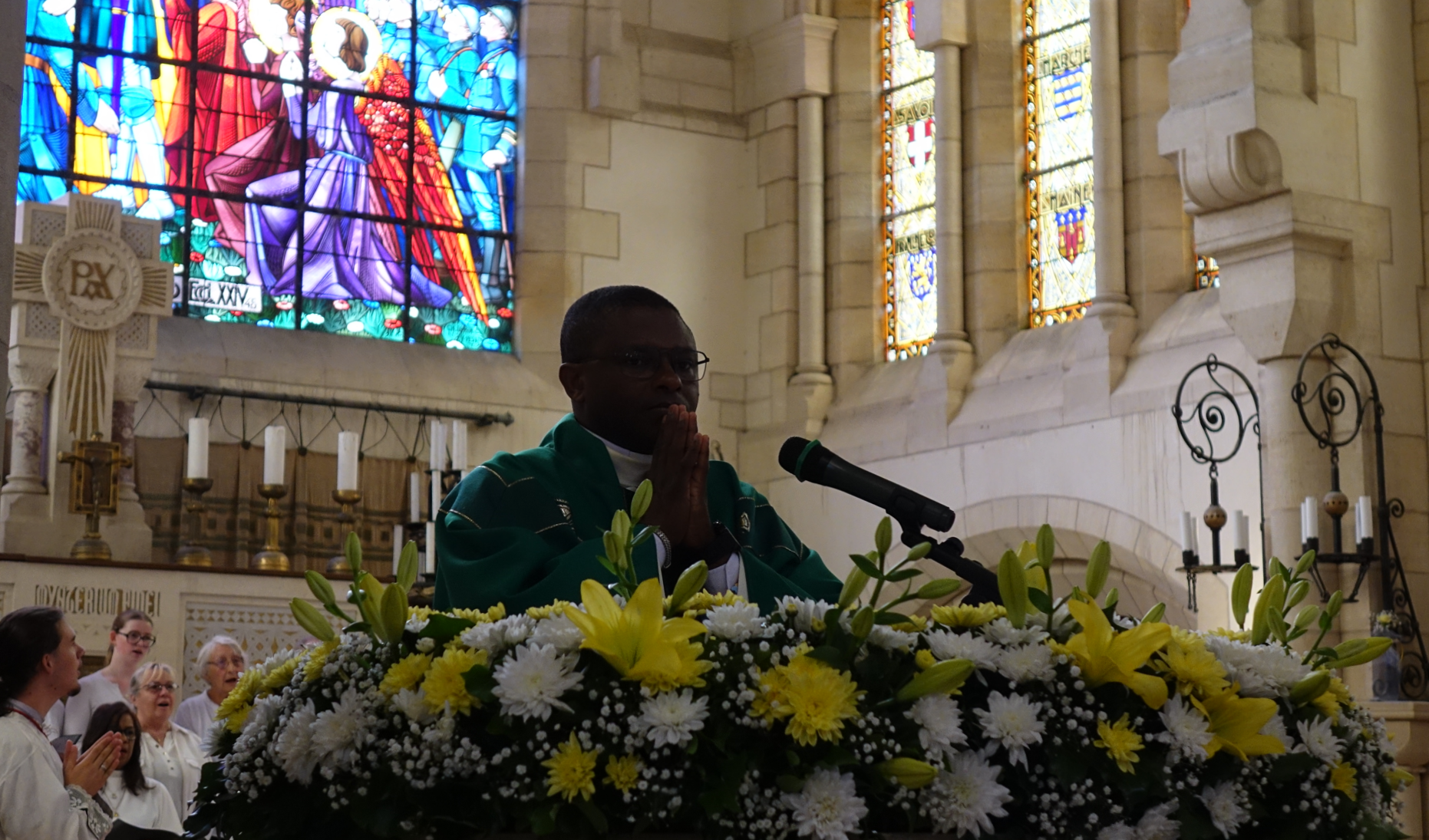Le Père Trésor Hugues Kusa Yongo célèbre la messe en la Chapelle de la Reconnaissance.