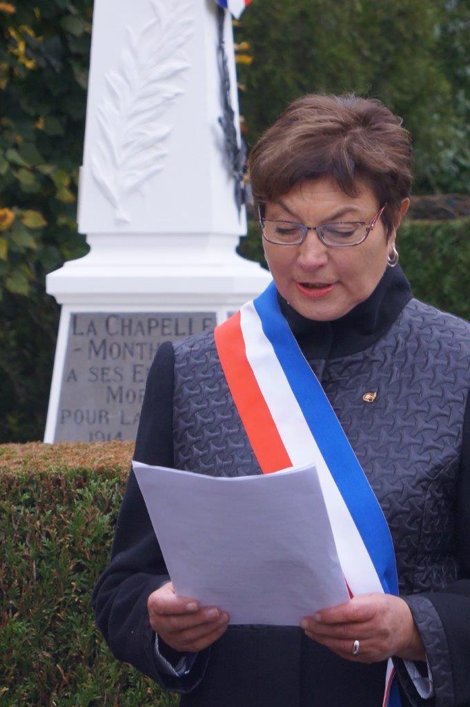 Jacqueline Picart lit le message du Président de la République à l'occasion du centenaire de l'Armistice.