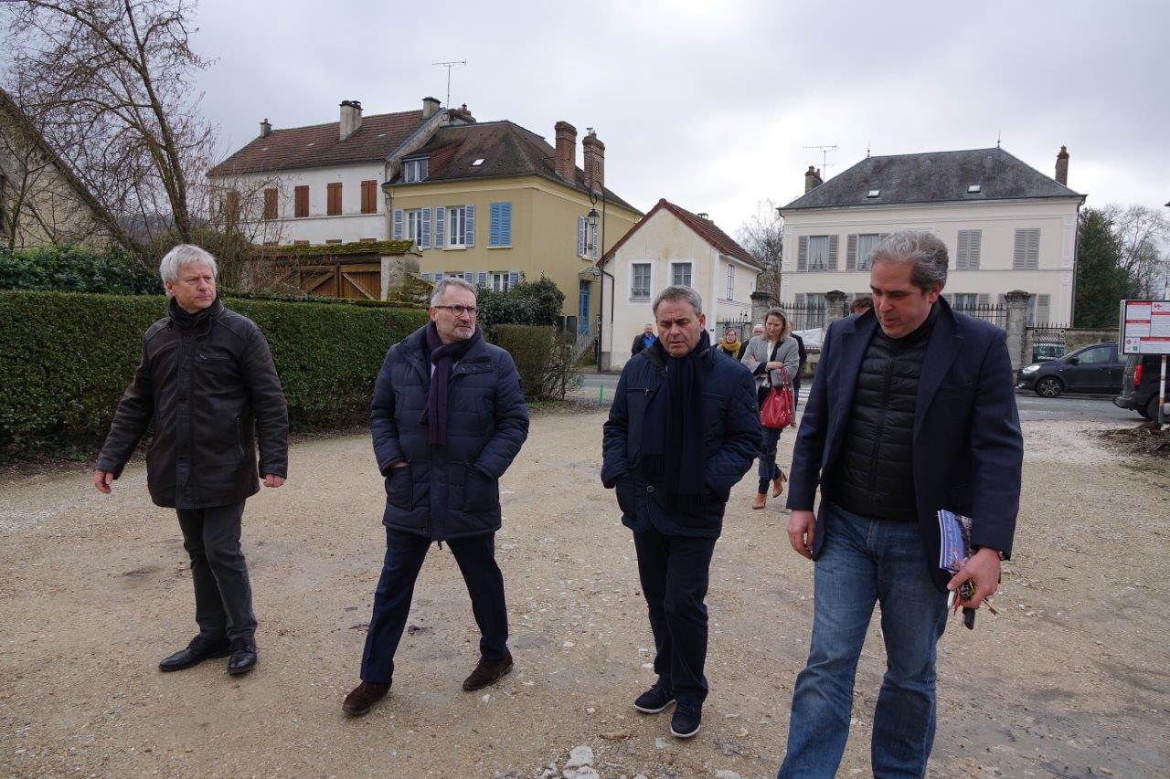 À droite : Aymeri de Rochefort a ouvert le portail du château de Condé aux visiteurs du jour...
