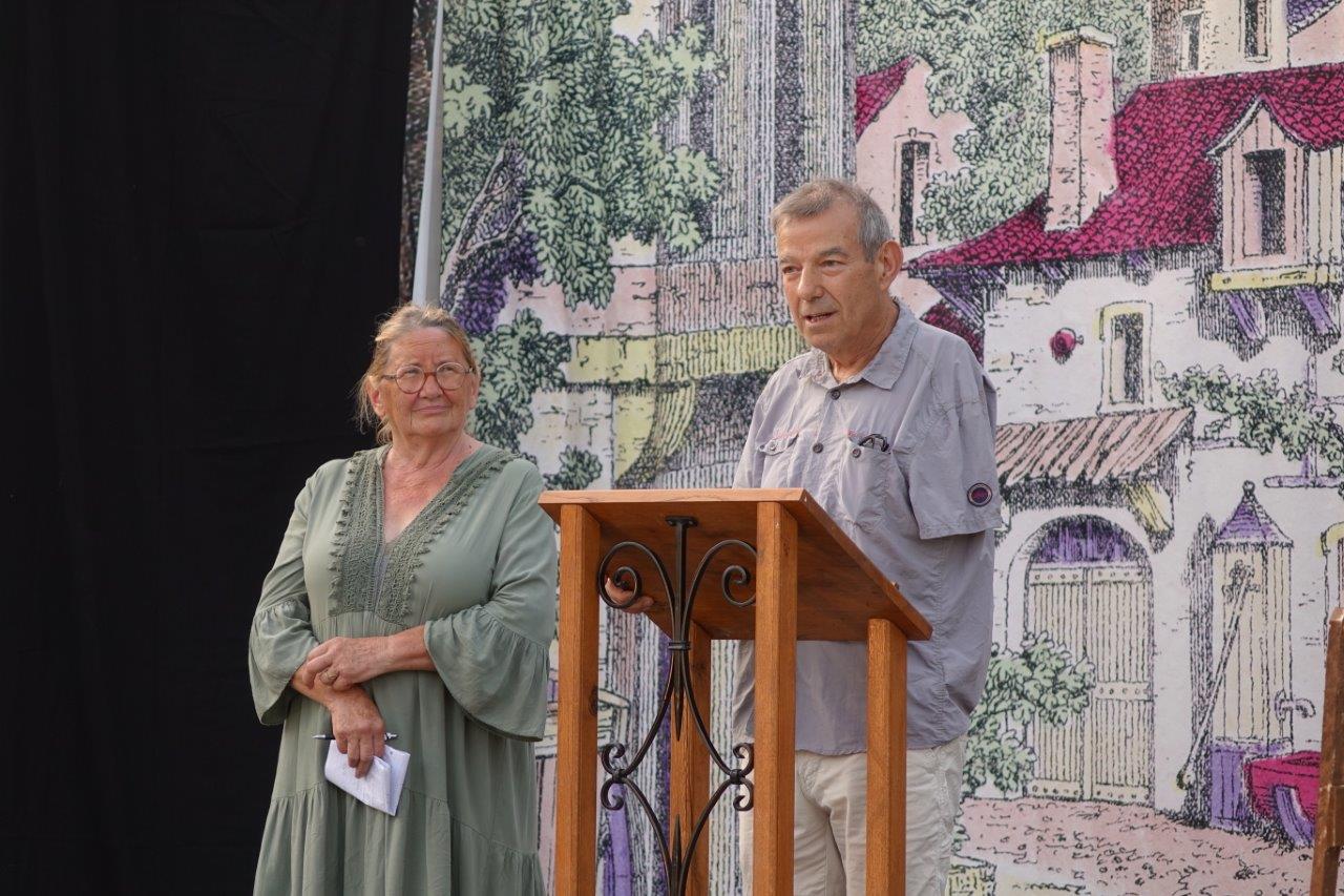 De gauche à droite : Chantal Toubart, présidente de l'association Vallée du Surmelin et Bruno Lahouati, maire de Vallées-en-Champagne, accueillent le public.