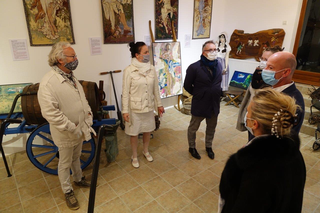 La soirée a débuté par une visite du musée d'outils viticoles anciens.