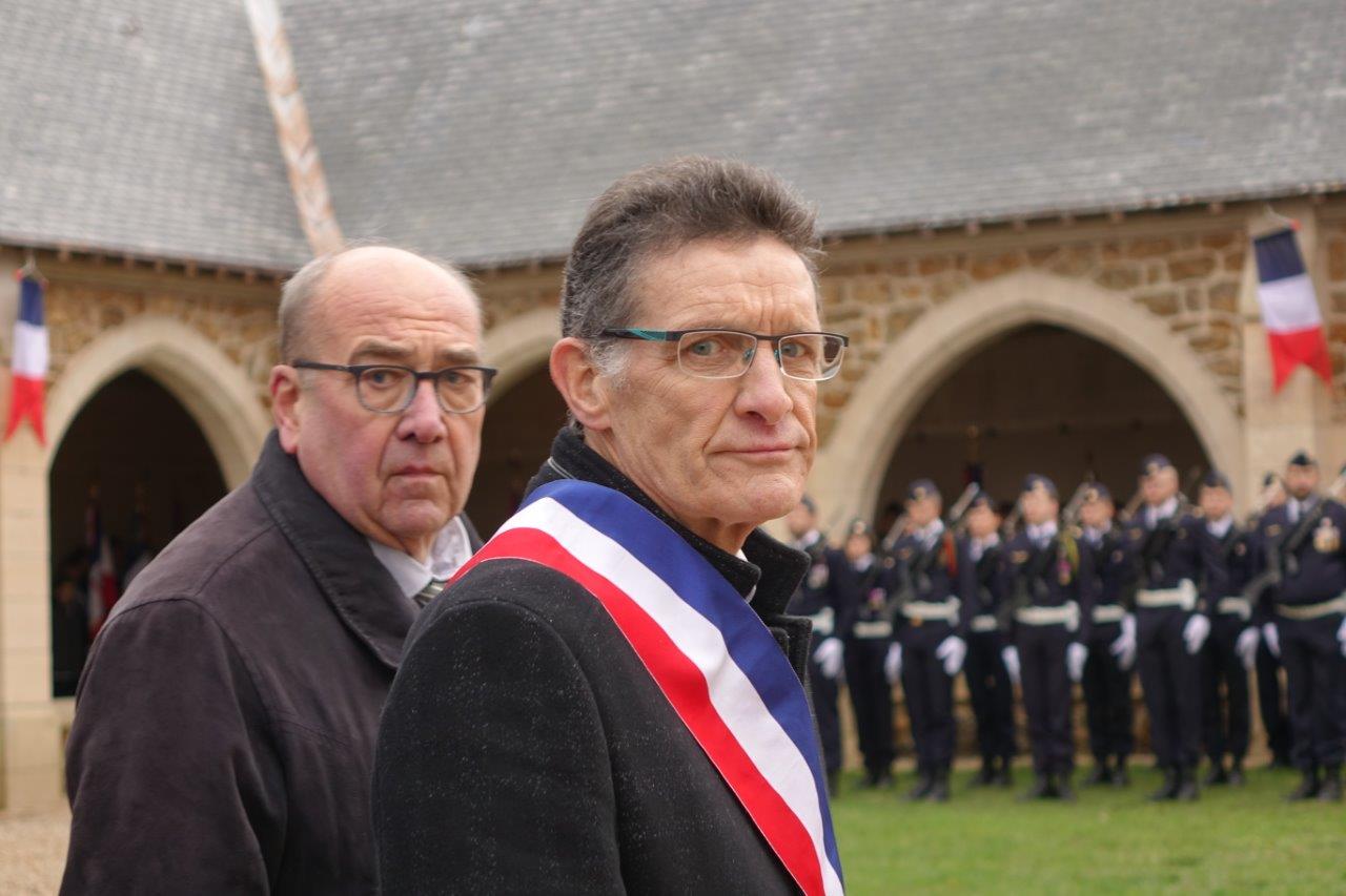 De gauche à droite : Jean-Claude Robert, président de l'association du Mémorial de Dormans et Michel Courteaux, maire de Dormans.