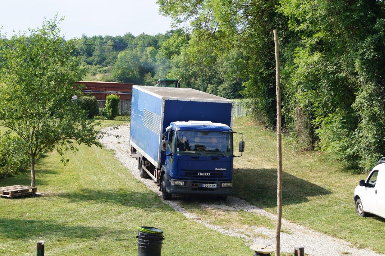 Une descente bien maîtrisée pour le camion transportant le matériel scénique.