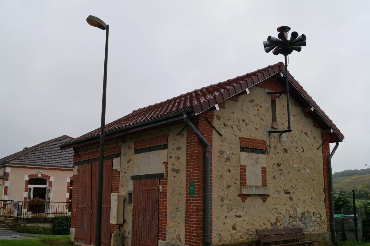 La toiture de l'ancienne remise de la pompe de secours incendie a été rénovée.