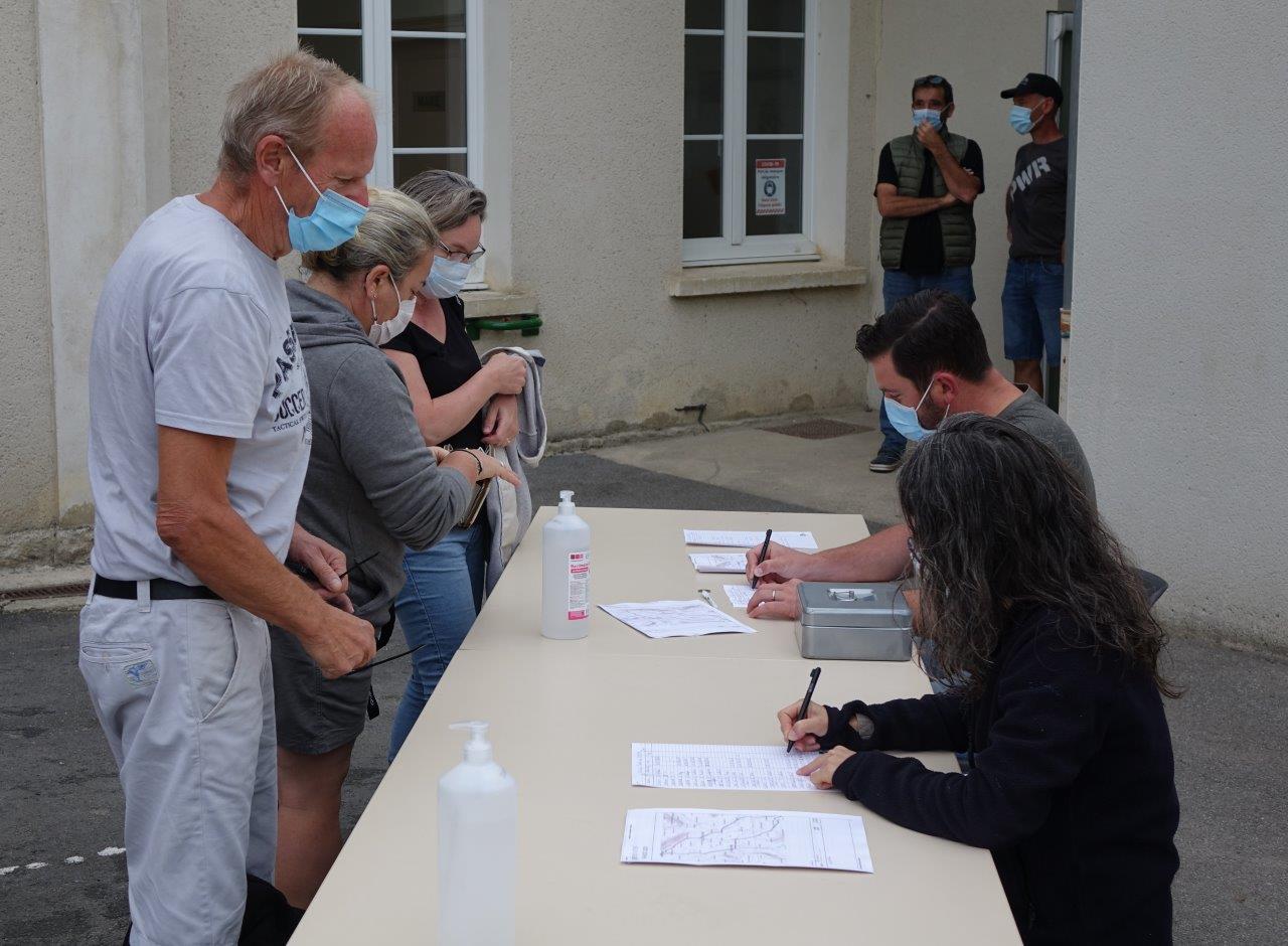 Les participants sont accueillis par les élus Monthurellois.