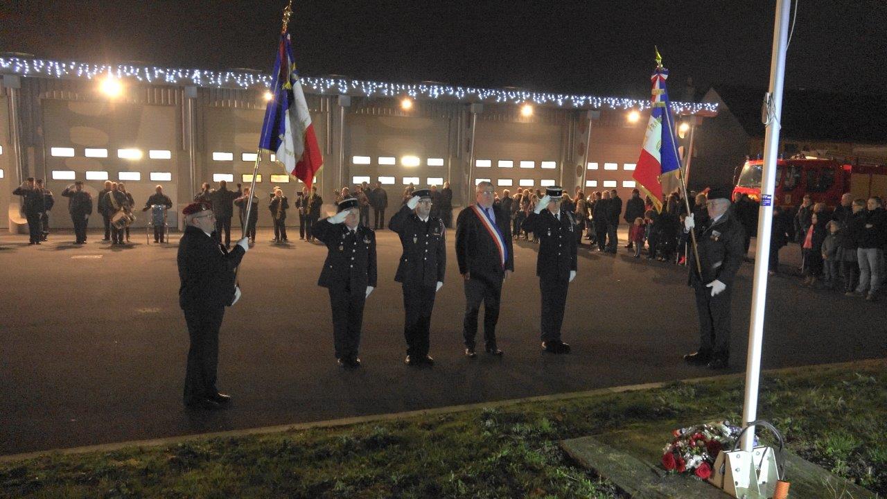 Les officiels et porte-drapeaux lors de l'exécution de la Marseillaise par la Musique municipale de Dormans.