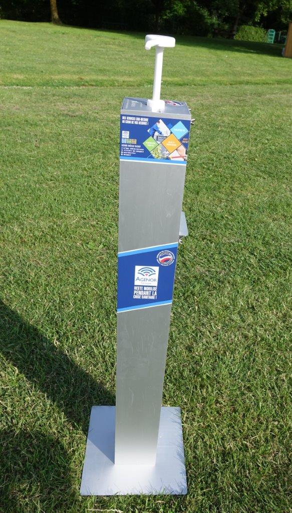 Des bornes distributrices de gel désinfectant sont réparties ici et là sur l'aire de jeux.