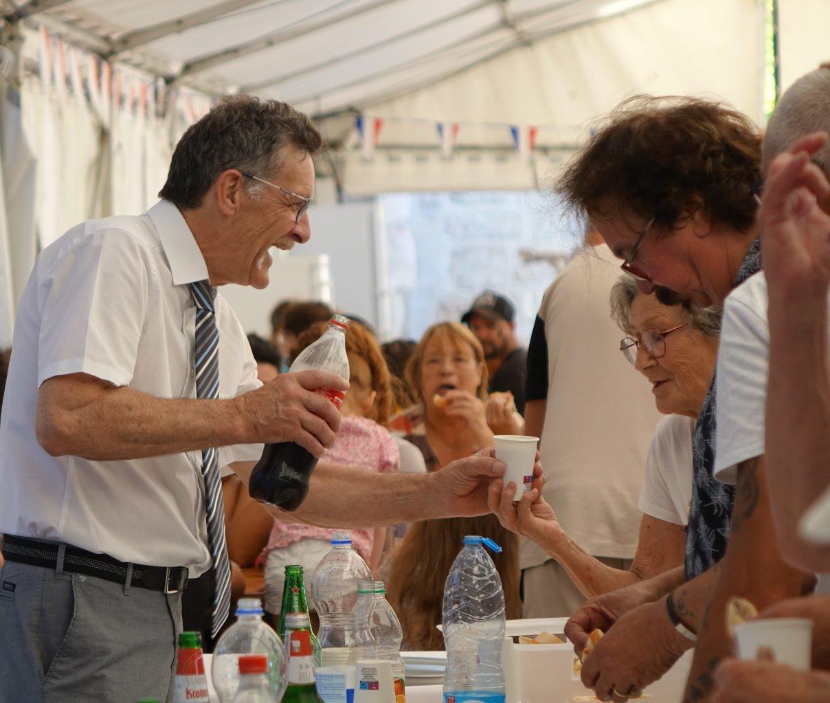 Le maire de Dormans Michel Courteaux est aux petits soins avec ses administrés.