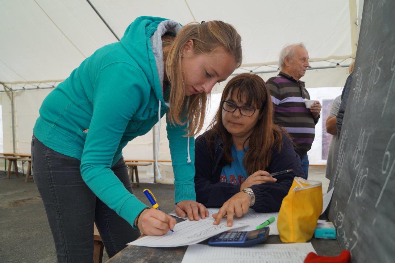 De gauche à droite : Céline Roulot et Marina Trigo Duarte supervisent le concours de belote.
