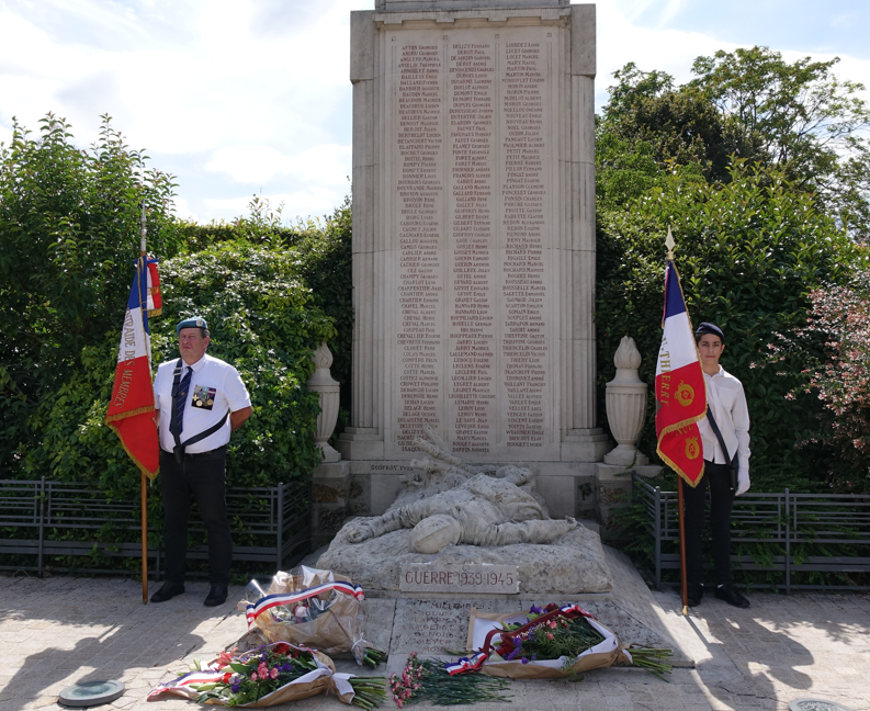 Château-Thierry. Place Paul Doumer : le monument aux morts.