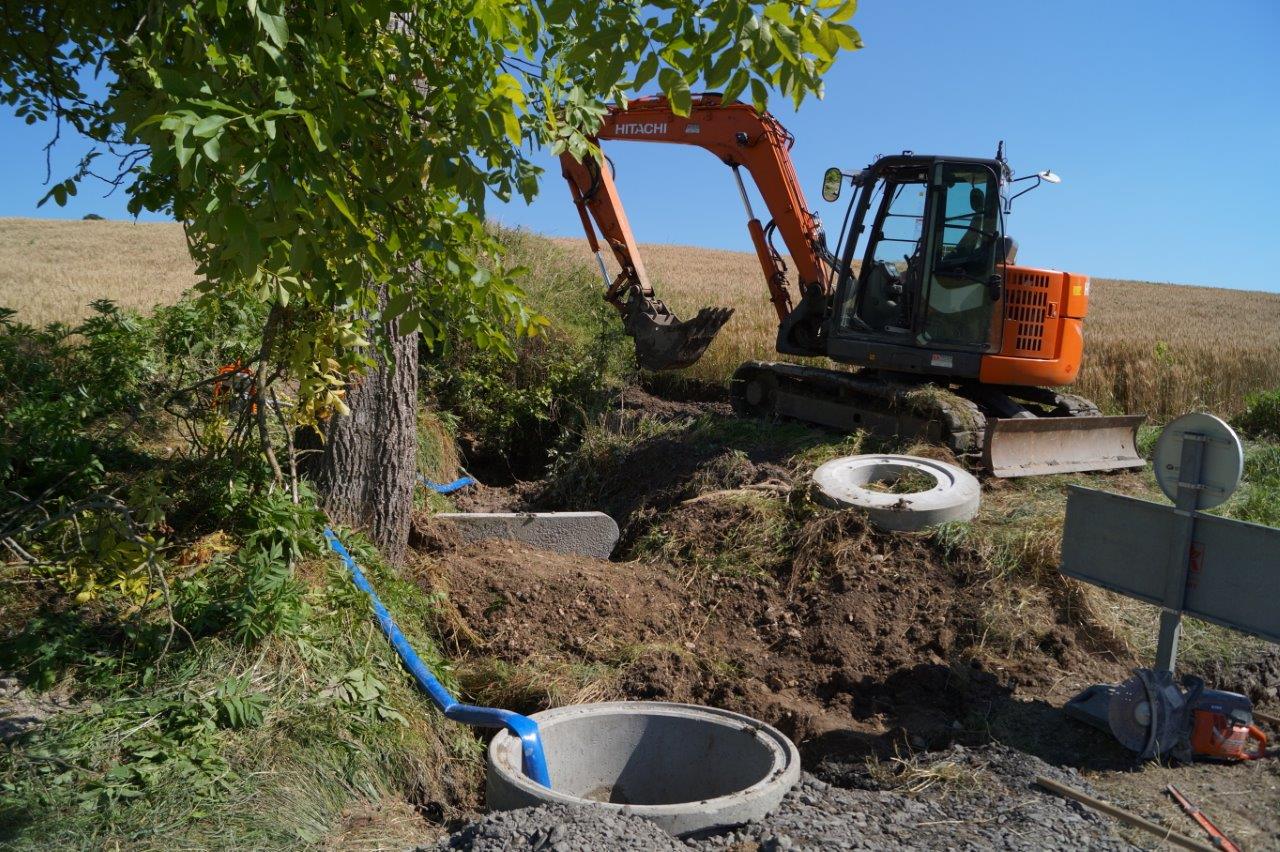 Pendant les travaux, l'eau de la source a été détournée au moyen d'une pompe.