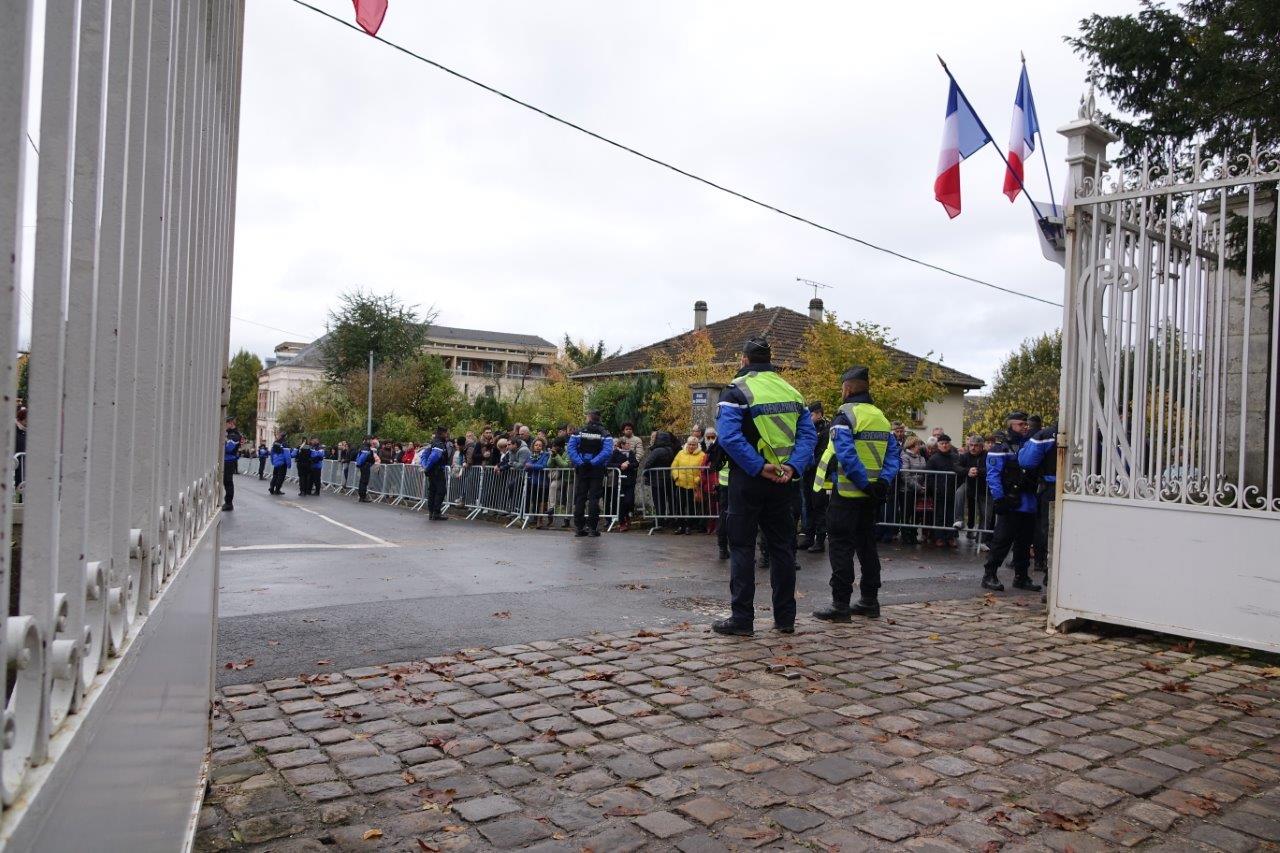 Le public attendait la sortie du Chef de l'État, à l'extérieur de l'enceinte du parc du château...