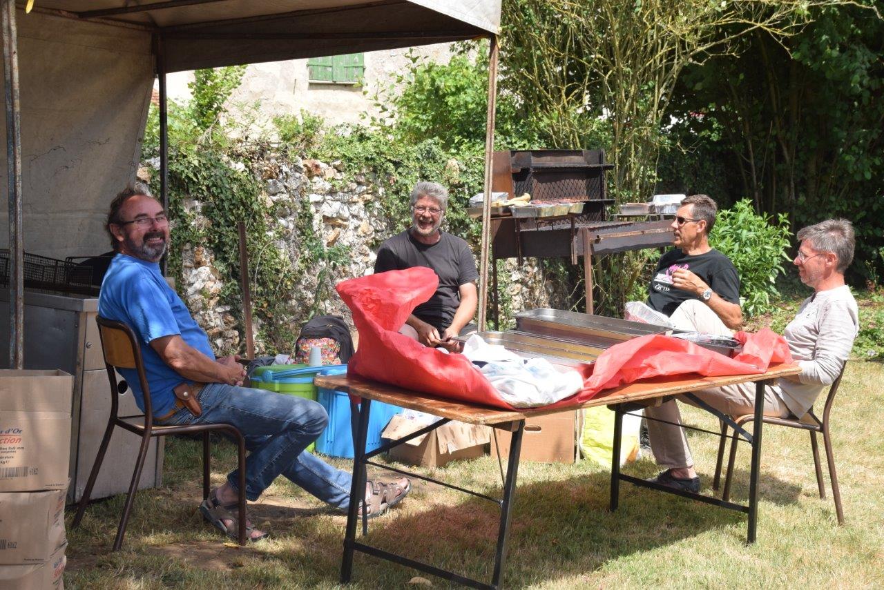 Sous le soleil et une légère brise, les cuistots attendent les clients.