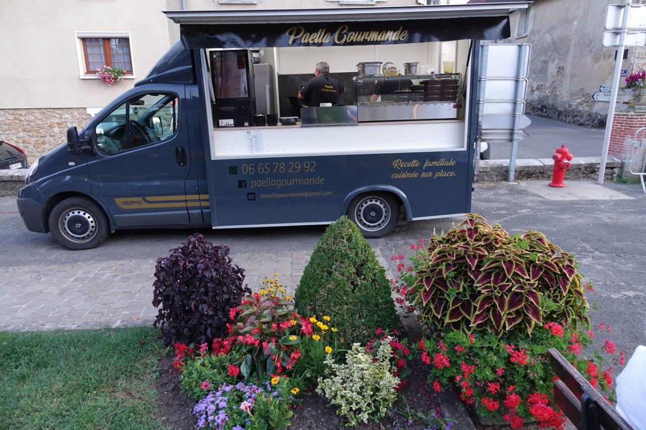 Concept venu des Etats-Unis, le food truck Paëlla Gourmande a assuré le repas...