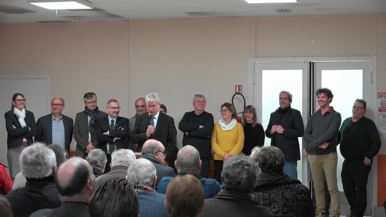 Debout, à droite, l'équipe municipale de Condé-en-Brie.