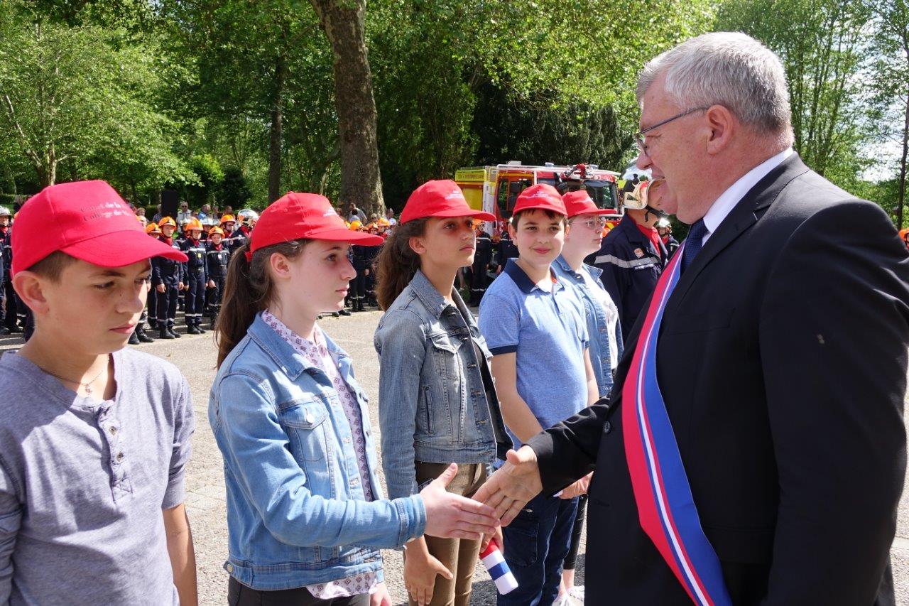 Christian Bruyen salue les Cadets de la sécurité civile du collège Louis Pasteur de Suippes.