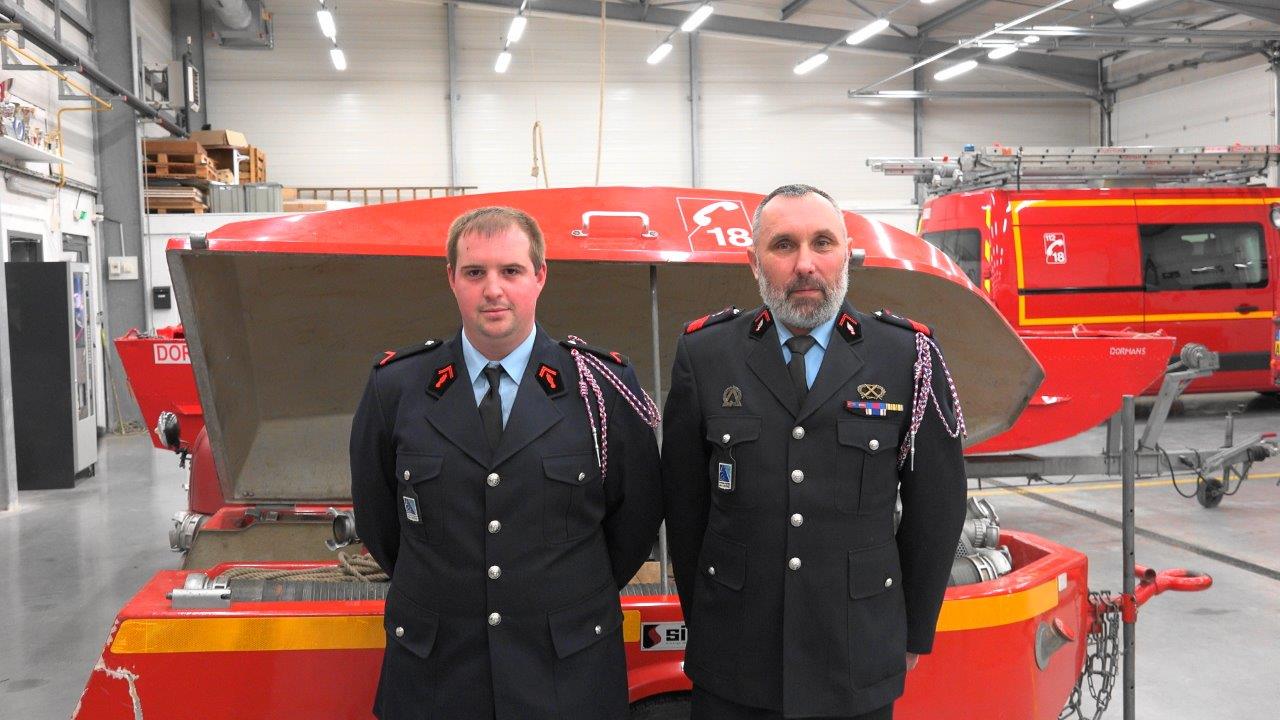 Les sapeurs-pompiers Jérémy Fontaine et William Dansin du Centre de Secours de Trélou-sur-Marne dans l'Aisne.
