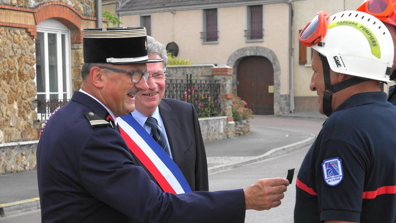 Le lieutenant-colonel Philippe Gérard remet les galons de capitaine à Vincent Couvent.