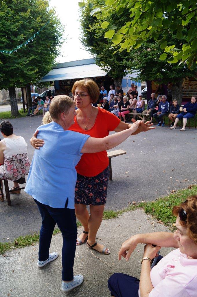 ...pour esquisser deux pas de danse sous les tilleuls. Elle est pas belle la vie à Connigis ?!