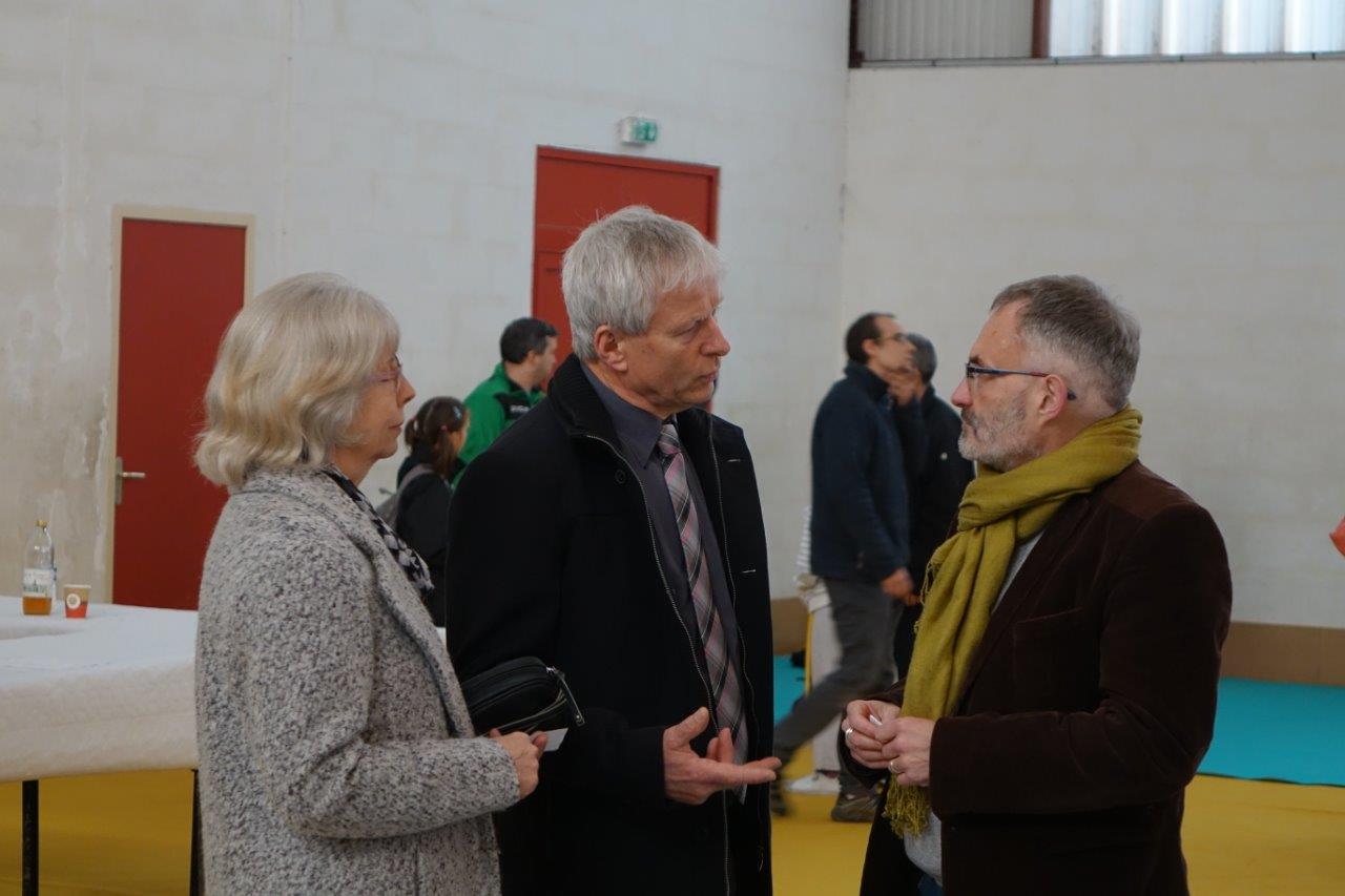 Au centre, Eric Assier accueille Dominique Moyse pour cette première représentation au gymnase de Condé-en-Brie.