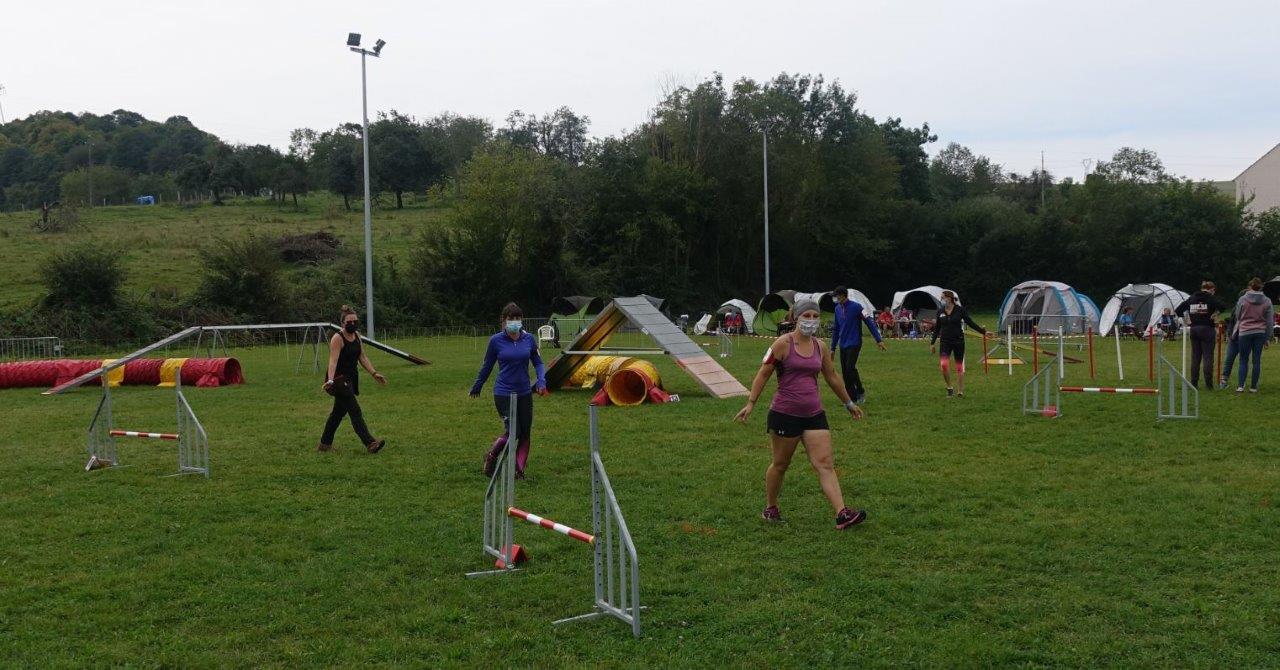 Avant le départ d'une catégorie, les maîtres ont quelques minutes  pour intégrer le parcours d'obstacles.