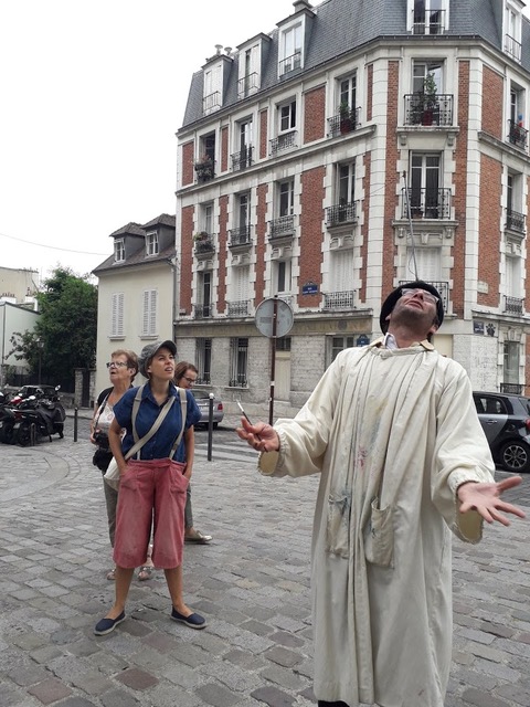 A Montmartre, chansons et danses sont au rendez-vous à chaque carrefour, au grand étonnement des touristes...