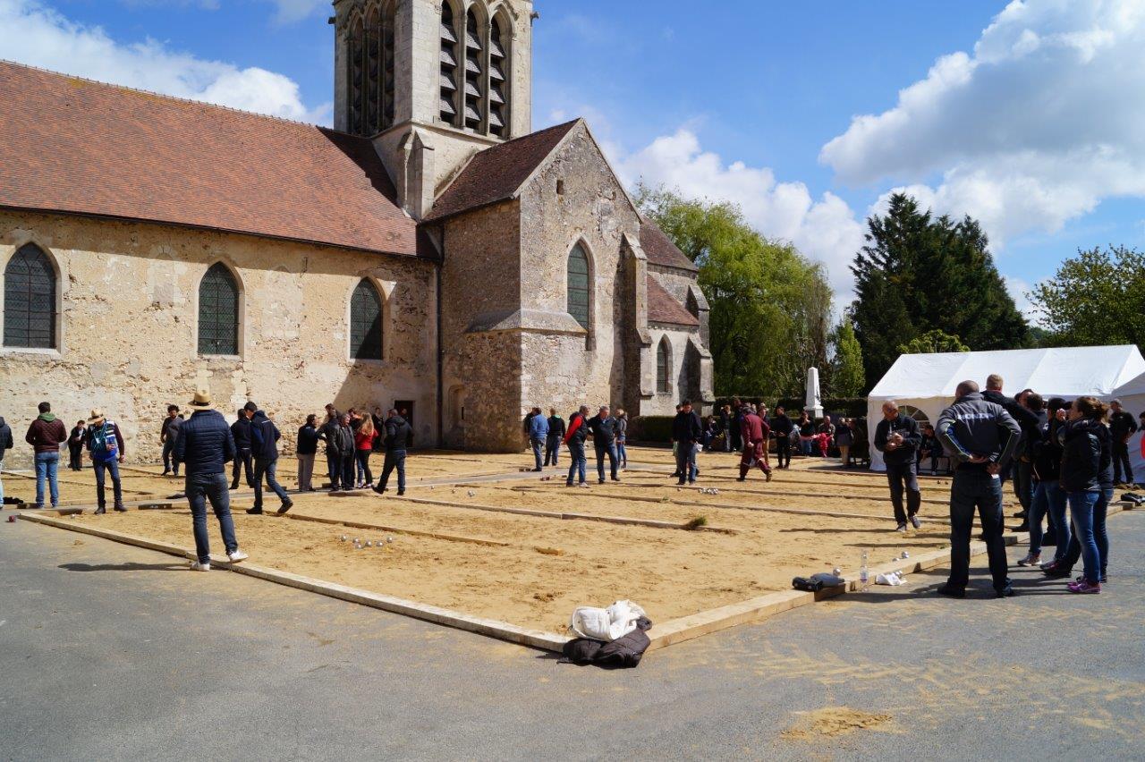 Chaque année au 1er mai, la place de l'église du bourg est transformée en un vaste boulodrome.