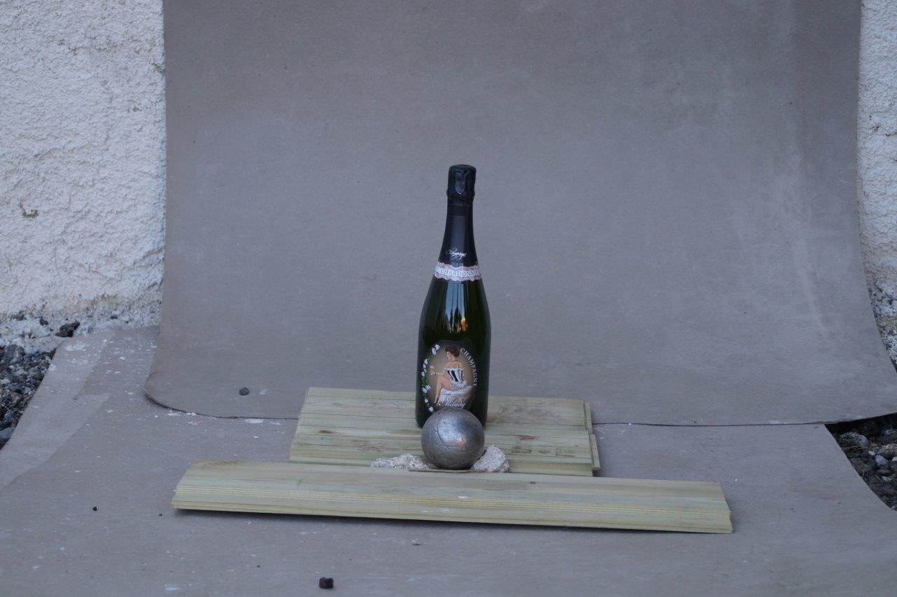 La bouteille est en place pour le traditionnel "Sabrer champagne"...