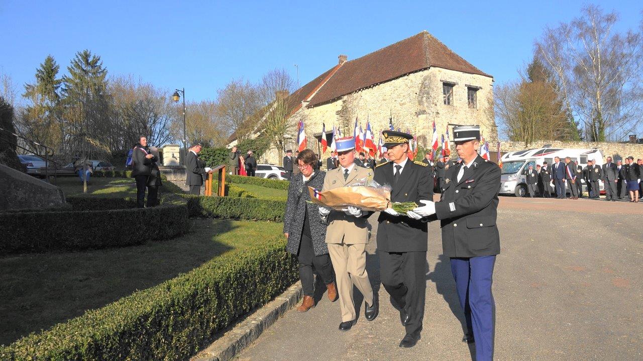 De gauche à droite : Hélène Luisin, le chef d'escadron Osmont, Ronan Léaustic, Jean-Charles Houël déposent une gerbe de fleurs.