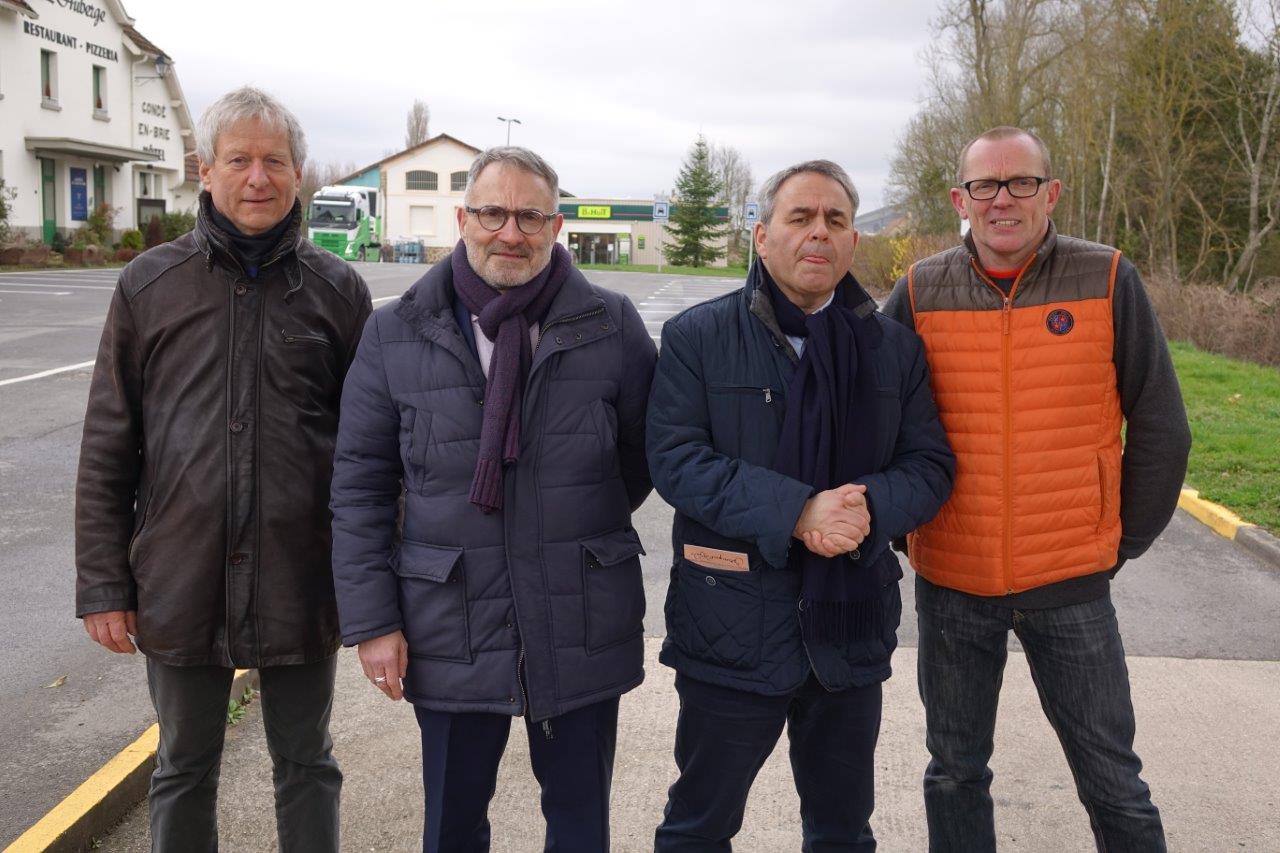 De gauche à droite : Éric Assier, Dominique Moyse, Xavier Bertrand et Georges Lefèbvre, gérant de la supérette 8 à Huit...