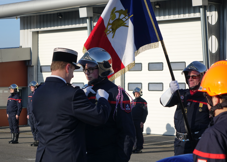 Le Colonel Laurent Nicolay remet la médaille et les insignes aux sapeurs-pompiers...