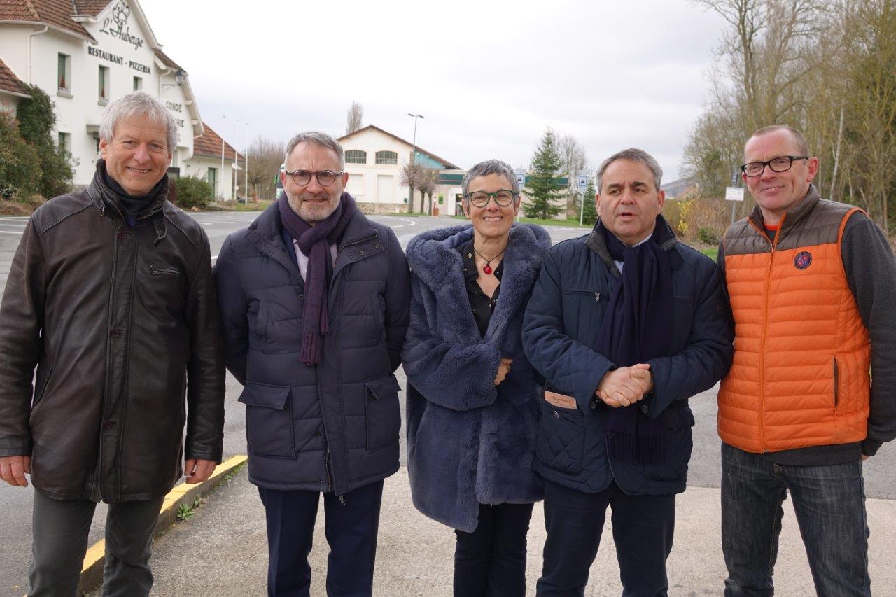 De gauche à droite : Éric Assier, Dominique Moyse, Mylène Lefèbvre, commerçante et candidate sur la liste S'investir pour Condé-en-Brie, Xavier Bertrand et Georges Lefebvre, gérant de la supérette 8 à Huit.