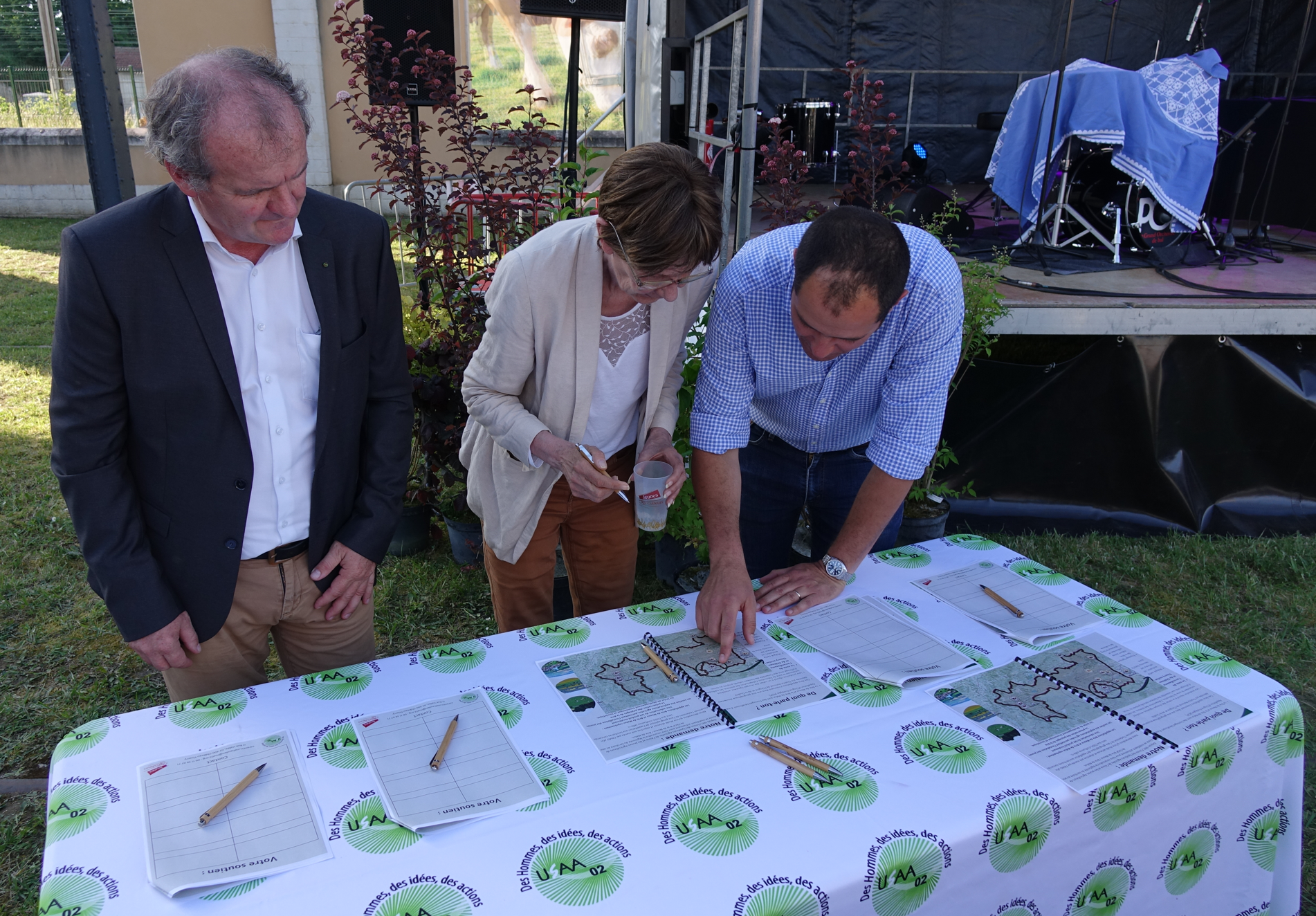 Le manifeste de soutien pour une troisième AOP dans l'Aisne est proposé à la signature des élus présents.