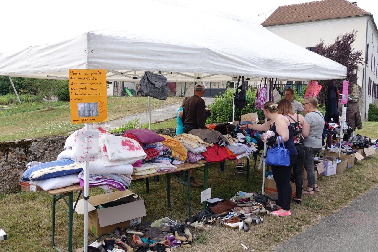 Le stand d'articles vendus au profit des victimes de l'incendie qui s'est déclaré à Jaulgonne, le 26 juin dernier, a connu une belle affluence...