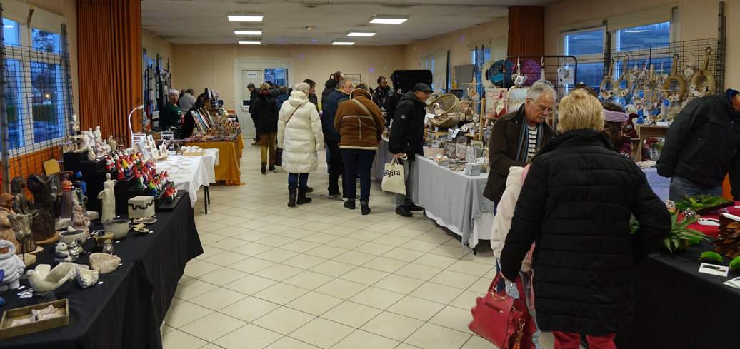 Cette année, le Pôl'Art fait sauter les bouchons. Le public quitte la salle en empruntant la sortie...