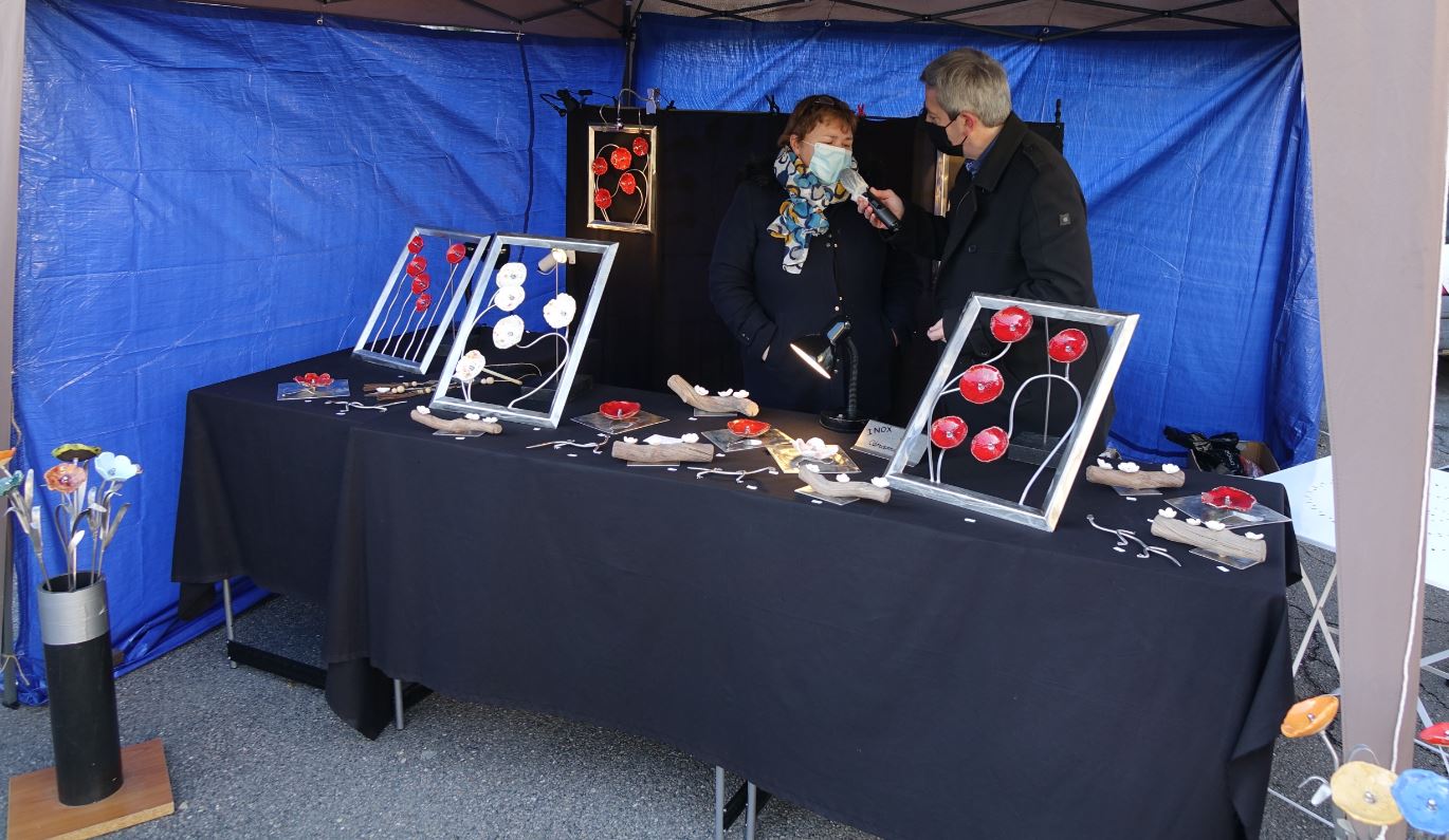 Ambiance musicale sur l'axe principal de la commune, animateur : Les organisateurs ont déployé les grands moyens sur ce marché de Noël.