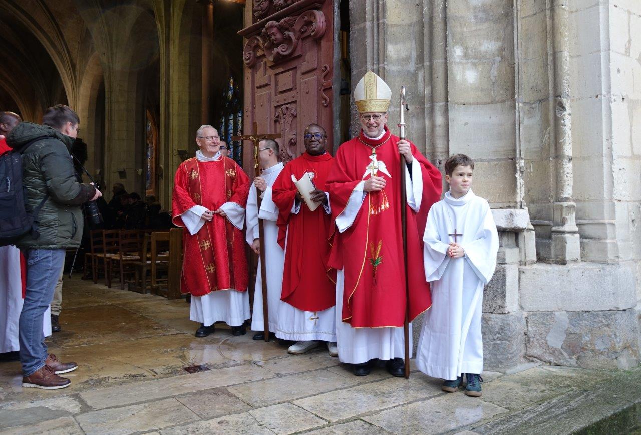 Mgr Renauld de Dinechin accueille les participants en l'église Saint-Crépin.