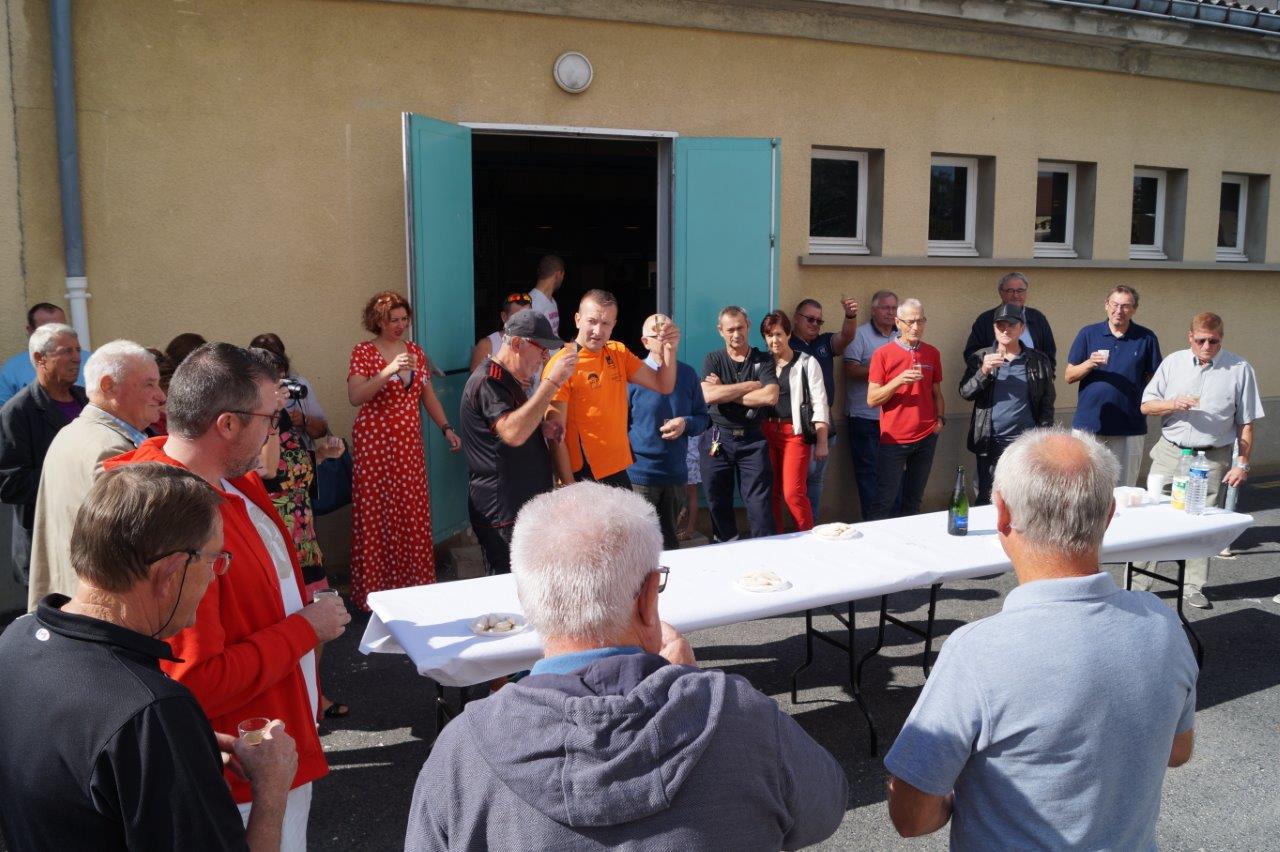 Aux douze coups de midi, les bénévoles des associations lèvent le verre de l'amitié offert par la municipalité.