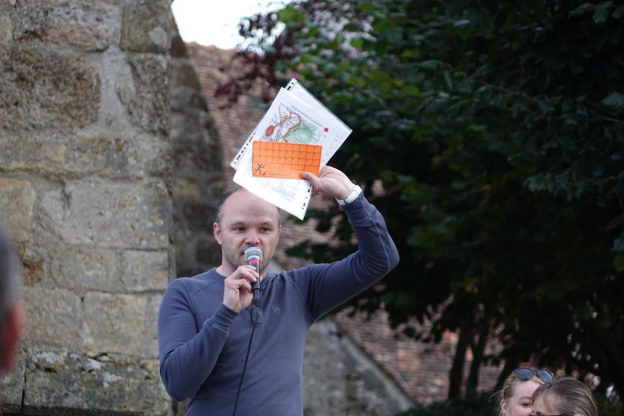 Avant de donner le départ, Frédéric Moreau a fait une présentation détaillée de la randonnée nocturne et gourmande aux participants...