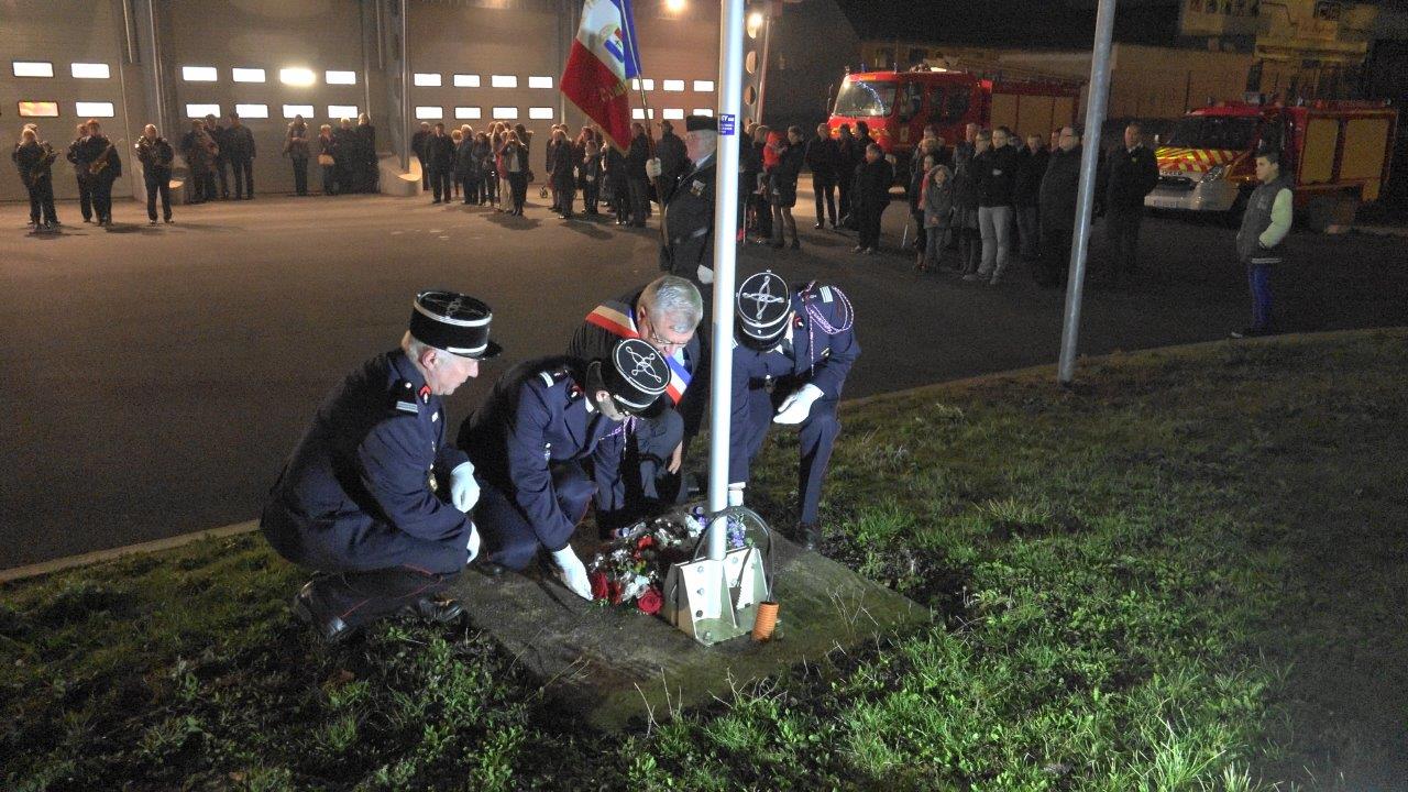 Dépôt de gerbe au pied du drapeau national.