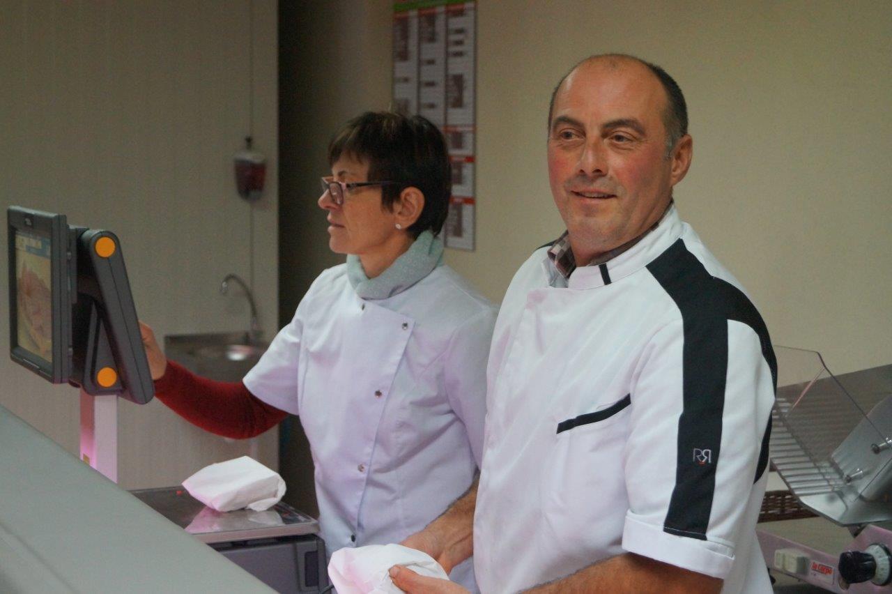 De gauche à droite : Nadège et Eric Peelman pilotent le commerce de détail.