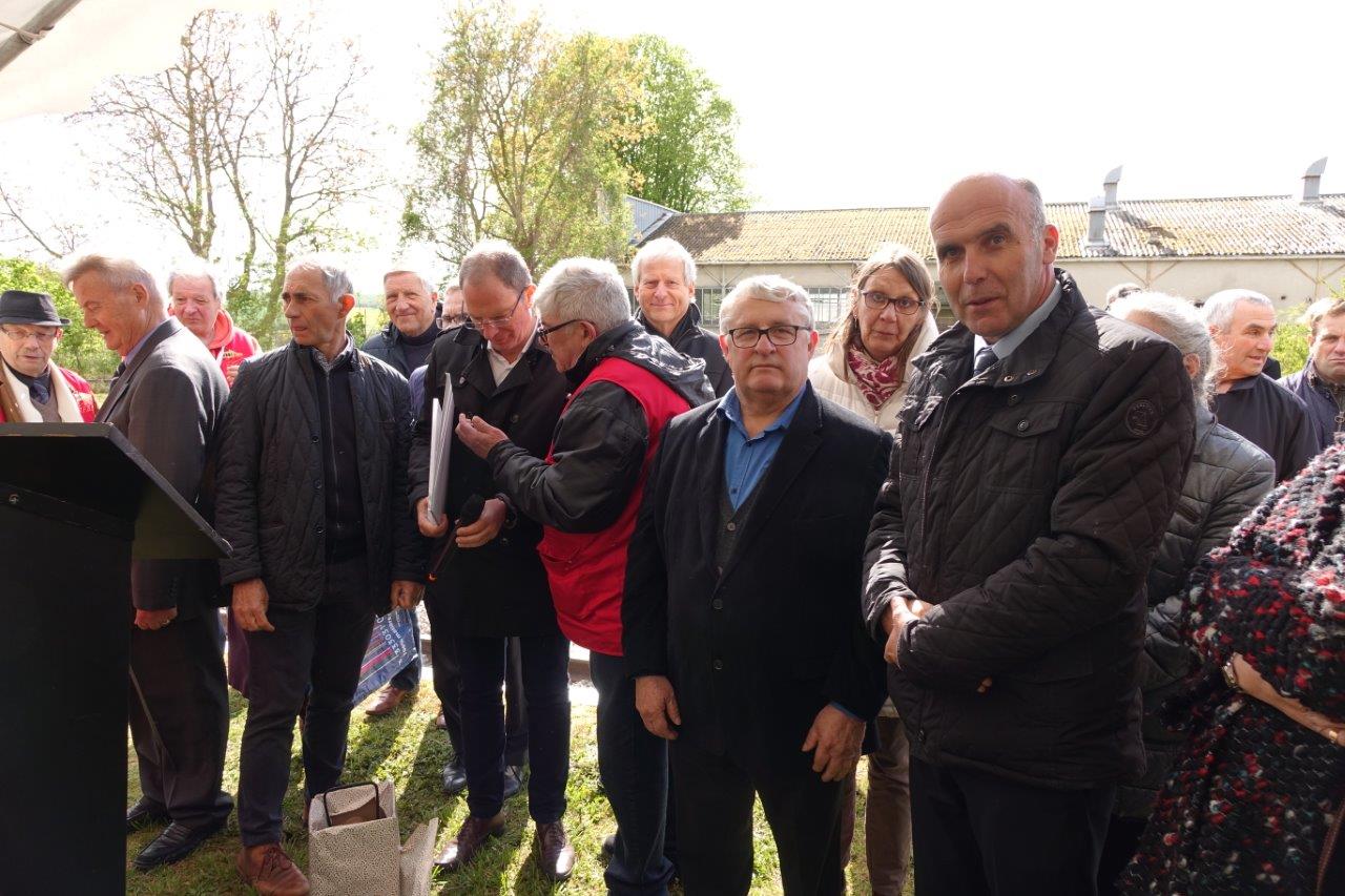 Au premier plan de gauche à droite : Alain Mauroy, maire de Dhuys-et-Morin-en-Brie dans le département de l'Aisne et Etienne Dhuicq, maire de Montmirail.