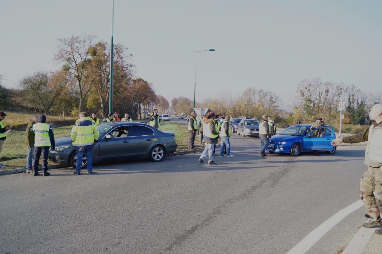 De retour au rond-point de Try, l'automobiliste excédé prend à partie, une nouvelle fois, les gilets jaunes...