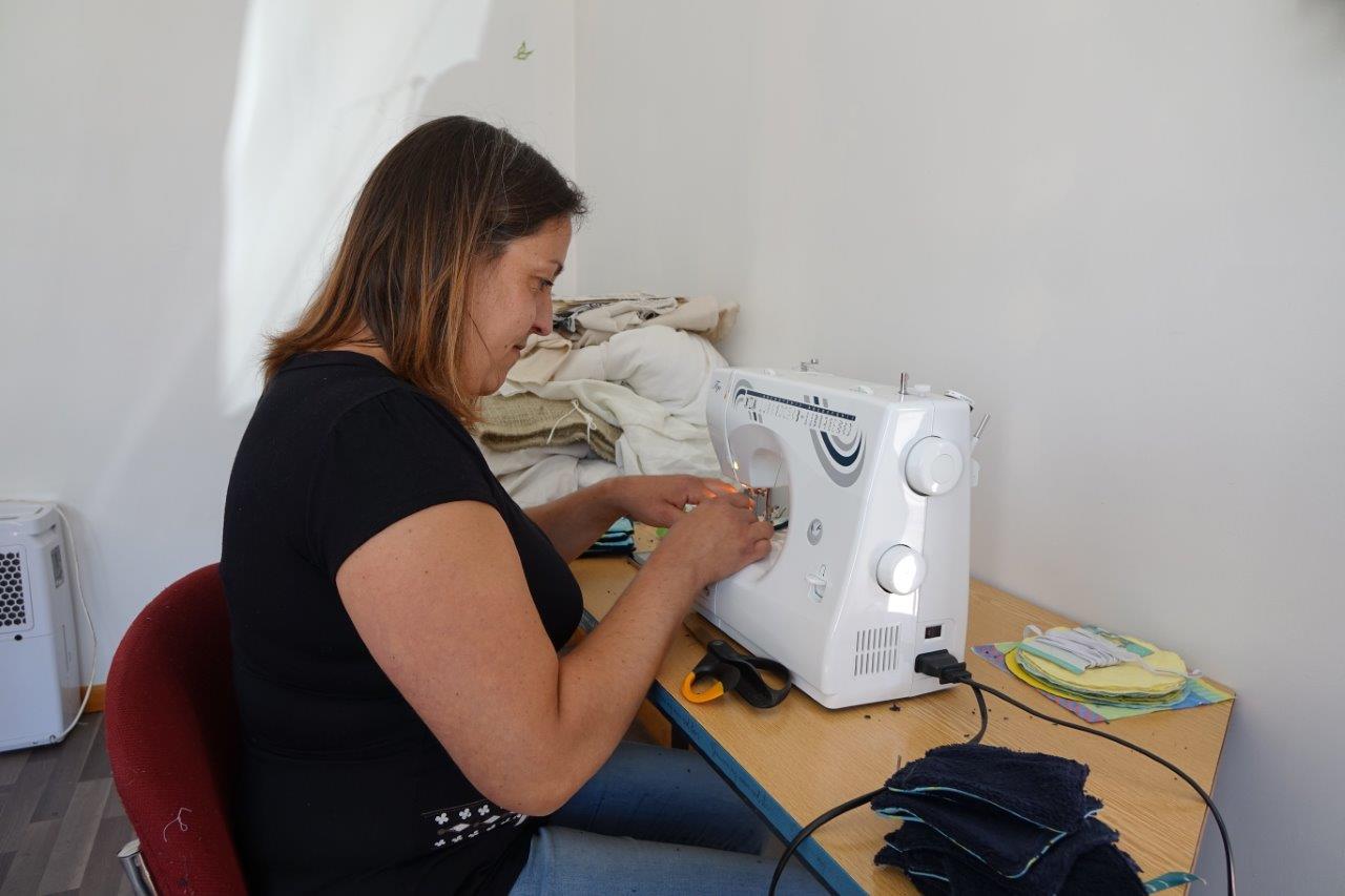 Vanessa Decomble Prudhomme réalise des carrés pour bébés.