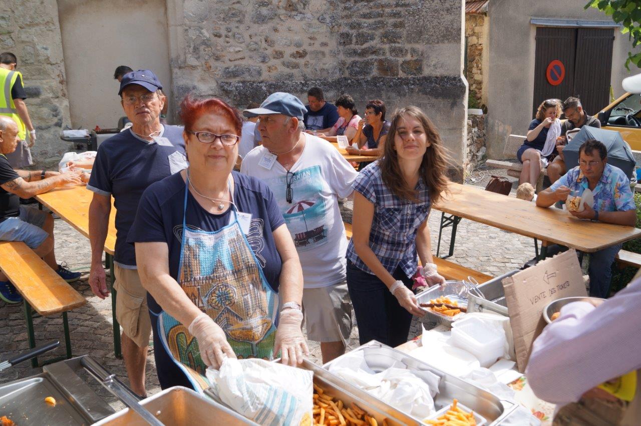 En ce beau dimanche d'été, les bénévoles de l'association tréloupienne ont la frite.