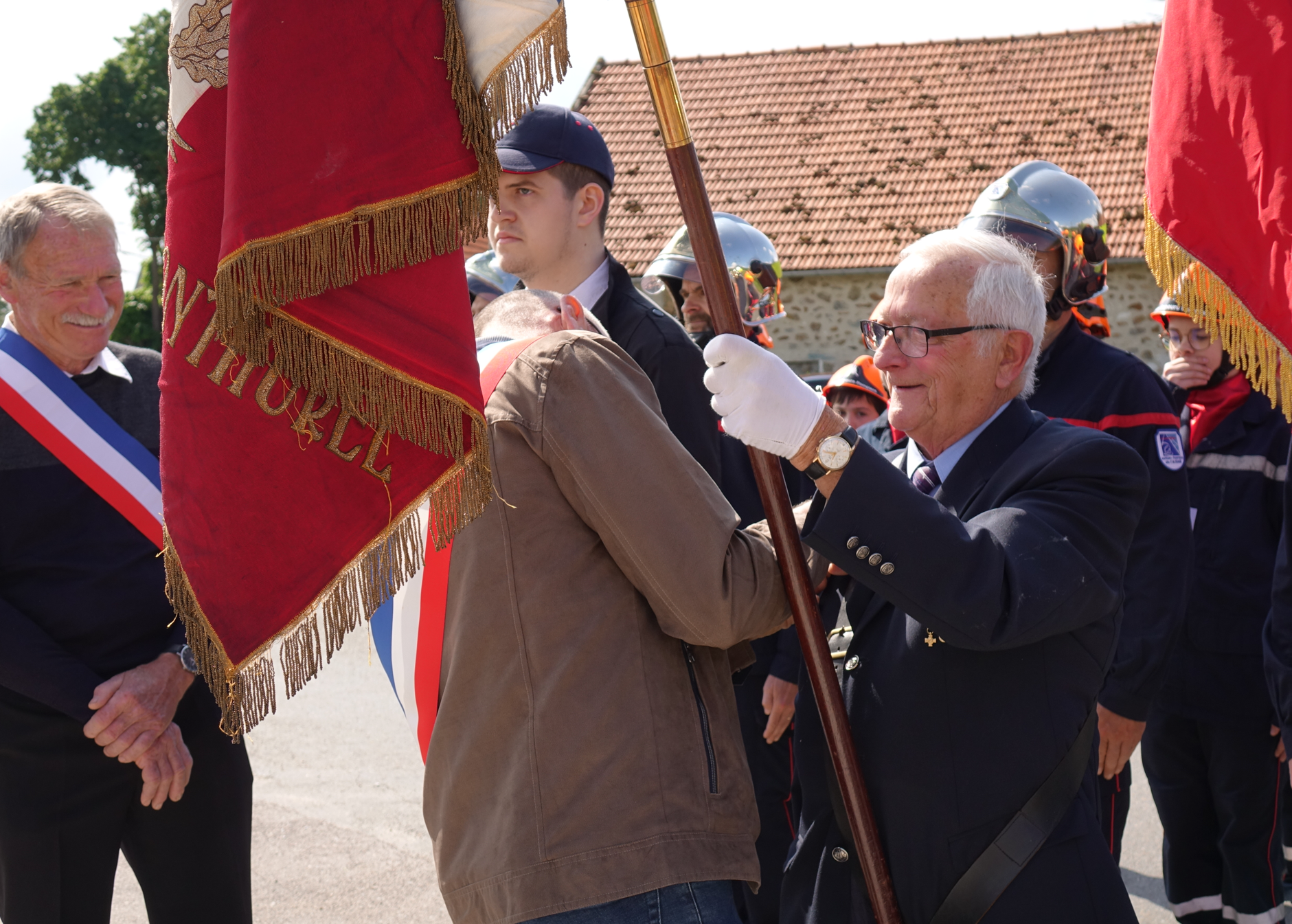René Meulot reçoit le brevet de porte-drapeau pour vingt années de services accomplis des mains de Vincent Verot.