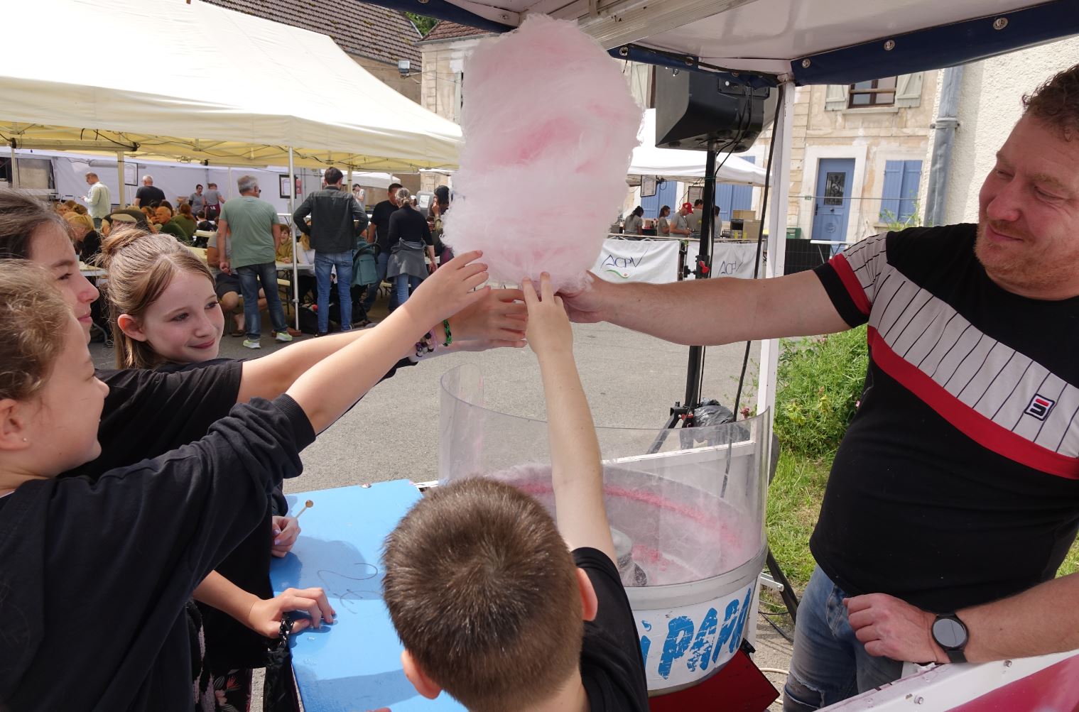 Avant et après chaque spectacle, le public a tout loisir pour flâner le long des stands...