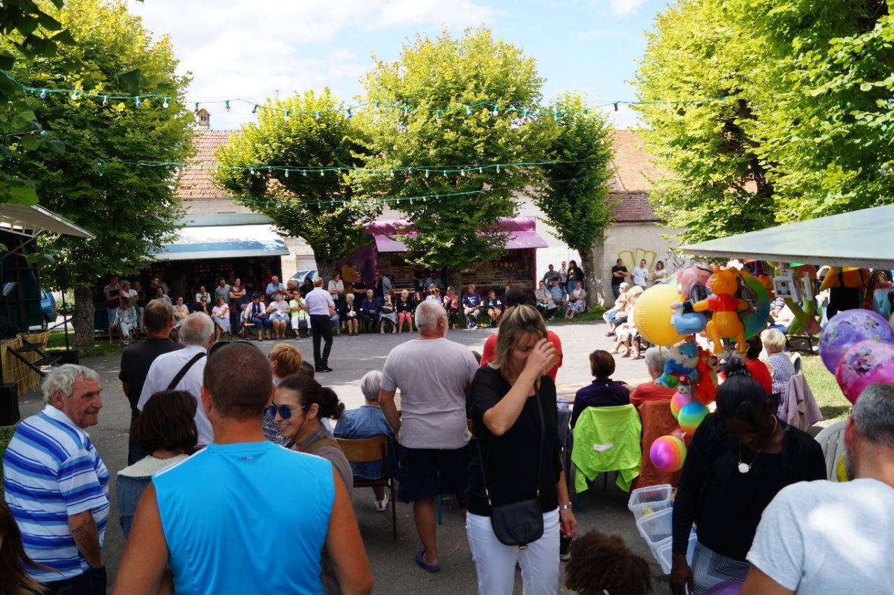 Le public est venu nombreux sous les tilleuls.