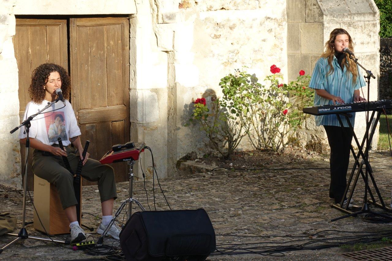 À Saint-Agnan, Cassandre est accompagnée de Doriane au boom tchak et choeurs.